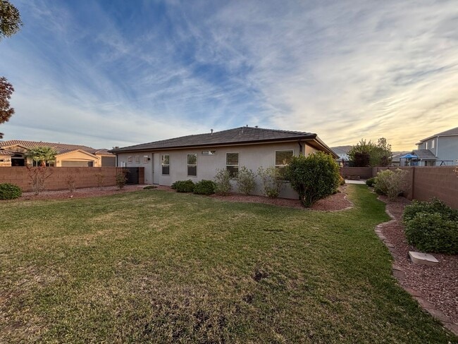 Building Photo - SPACIOUS SINGLE LEVEL HOME IN WASHINGTON F...