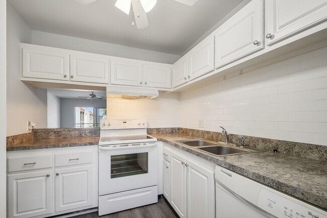 Building Photo - 1432 S Lakeside Dr