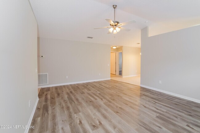 Foto del edificio - 1160 N St Johns St