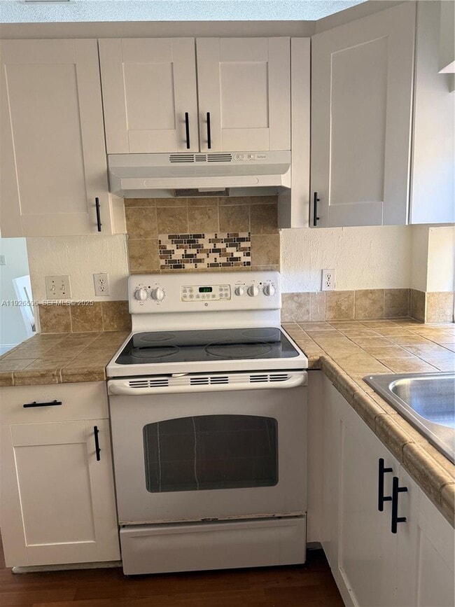 Building Photo - 11383 Lakeview Dr