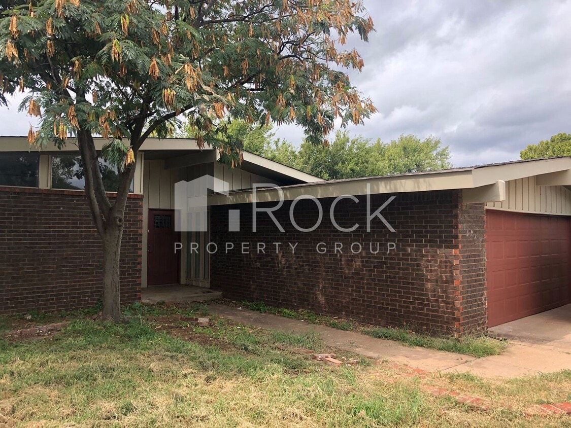 Large 3-Bedroom with Vaulted Ceilings - Large 3-Bedroom with Vaulted Ceilings