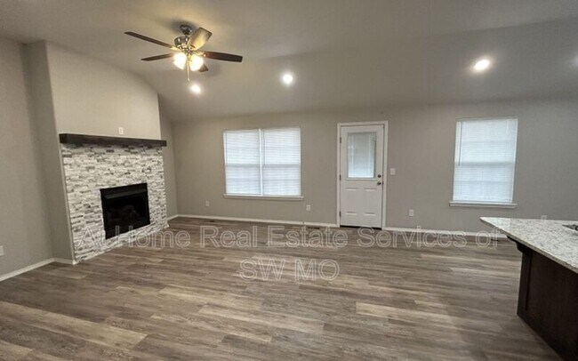 Building Photo - 533 S Evergreen Ave
