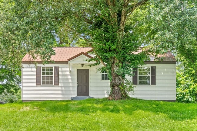 Building Photo - 3 Bedroom Home For Rent Near APSU!