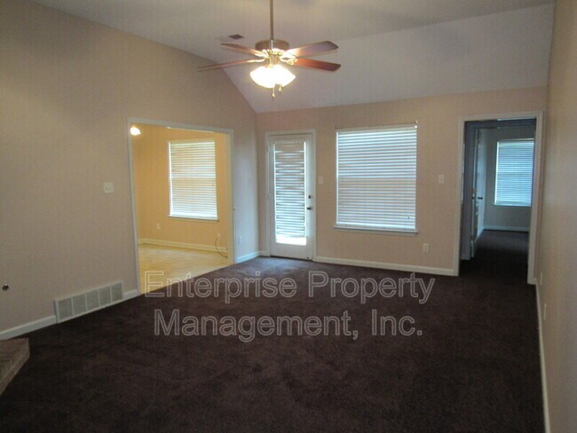 Foto del edificio - 9740 Riggin Dr