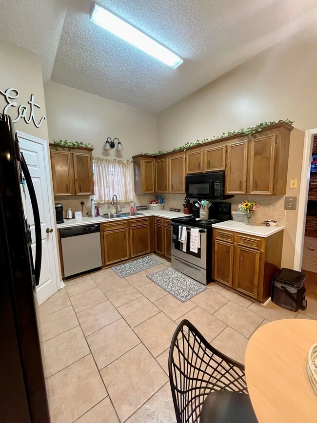 Building Photo - 9025 Cedar Ridge Dr