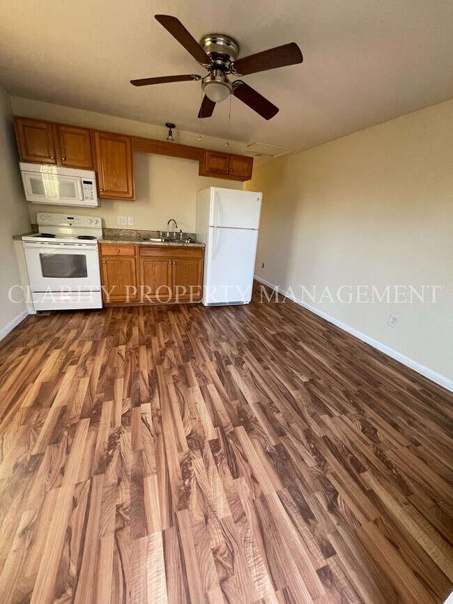 Building Photo - One bedroom duplex in Charleston!