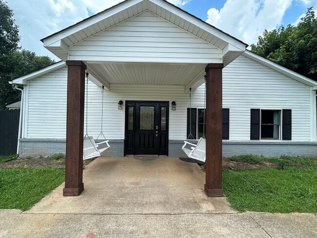 Building Photo - Charming 3 Bedroom, 1 Bath Home – 1,440 Sq...
