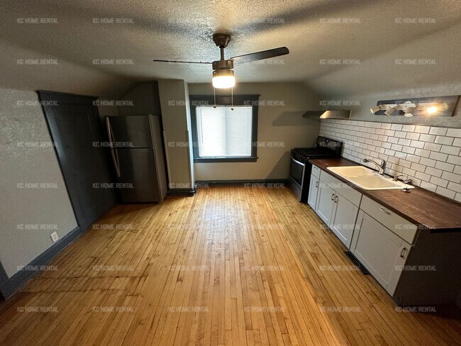 Foto del edificio - Nice 3 bed 1 bath condo unit in KCMO!