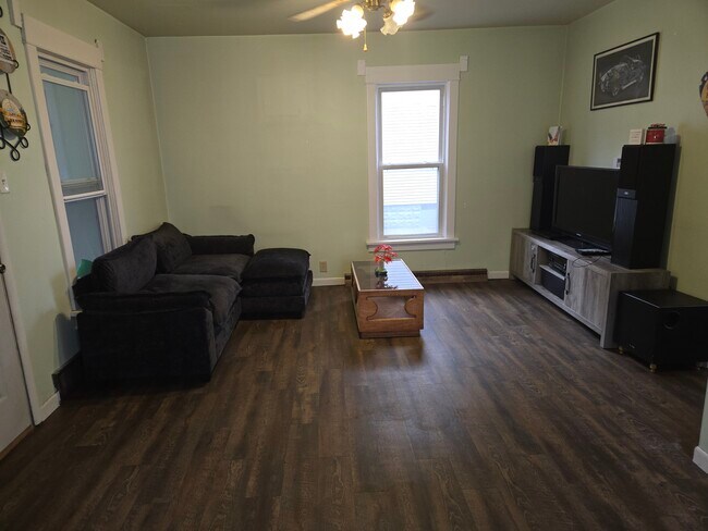 Building Photo - 927 18th Ave