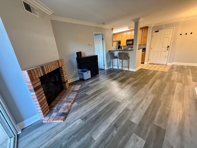 Building Photo - Spacious and Modern 2BR Condo in UTC, San Diego