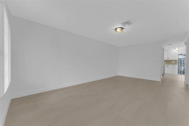 Foto del edificio - 9745 NW 37th St
