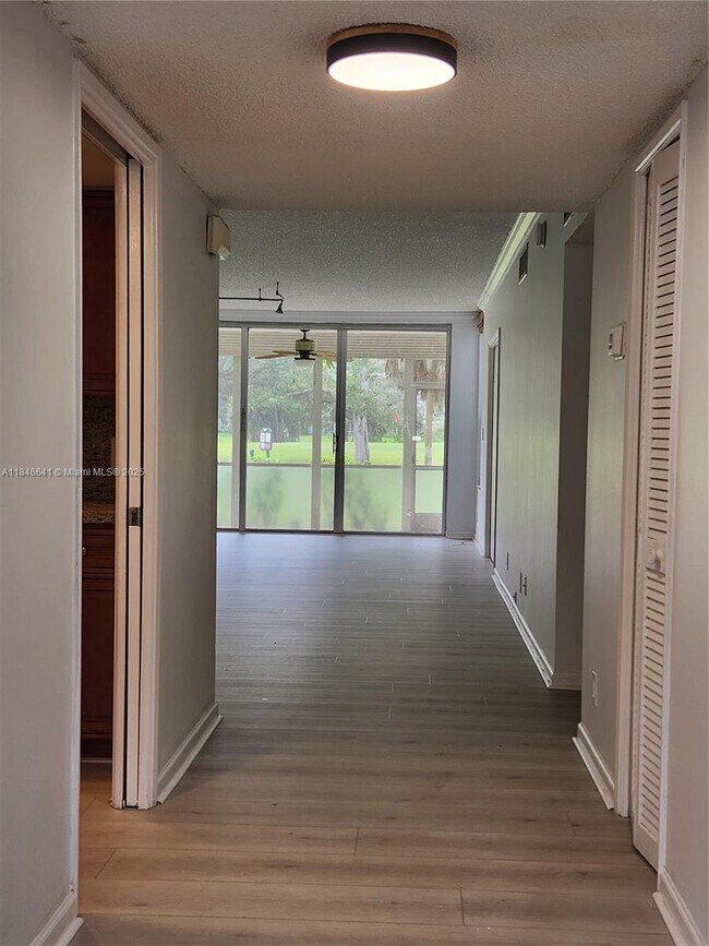 Foto del edificio - 545 Oaks Ln