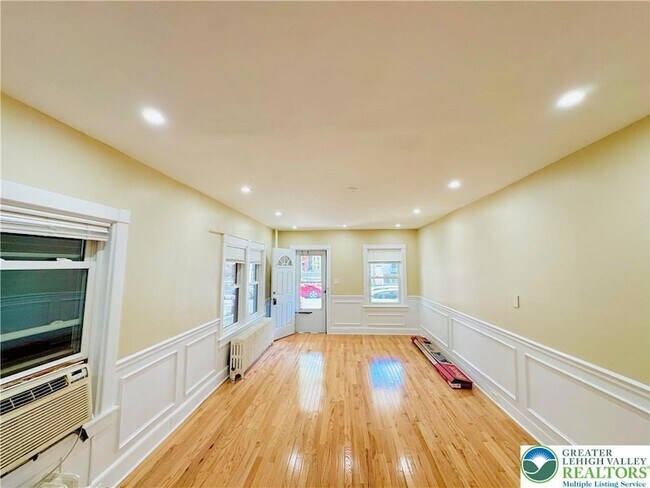 Foto del edificio - 2429 Forest St
