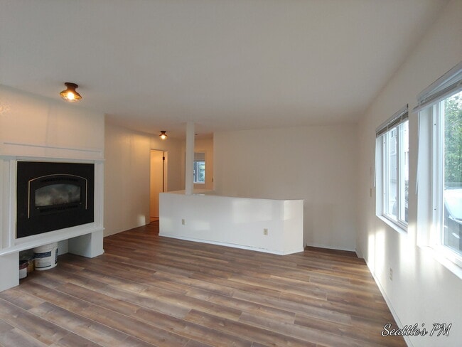 Building Photo - "Spacious 3-Bed Oasis with 2 Full Baths in Prime Seattle Location – 1800 Sq Ft of Comfort!"