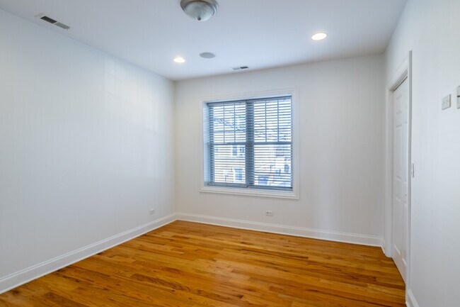 Foto del edificio - 2709 W Glenlake Ave