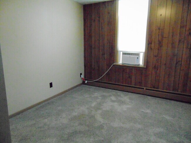 Building Photo - 320 E Van Emmon St