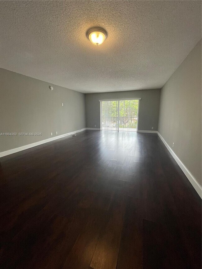 Foto del edificio - 5961 N Falls Cir Dr