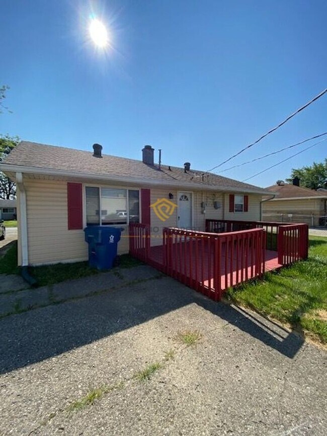 Foto del edificio - Charming 3-Bedroom Ranch with Detached Gar...