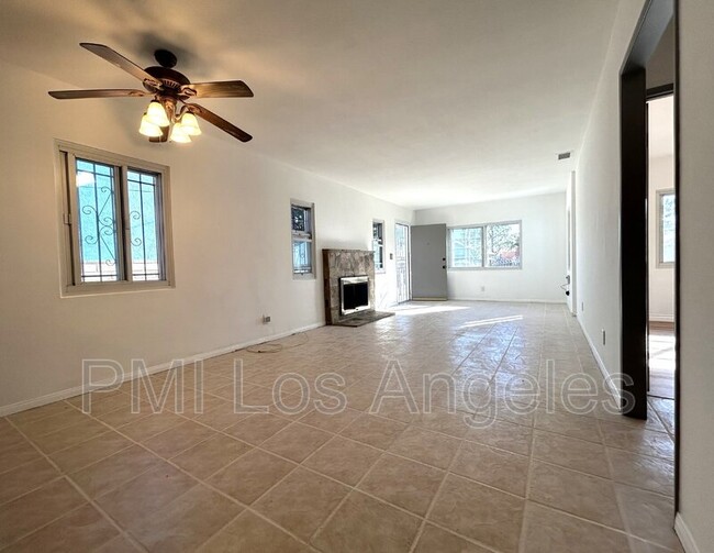 Building Photo - 439 W Buckthorn St