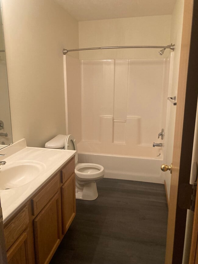Main bathroom - 1400 Benbrandon Ct