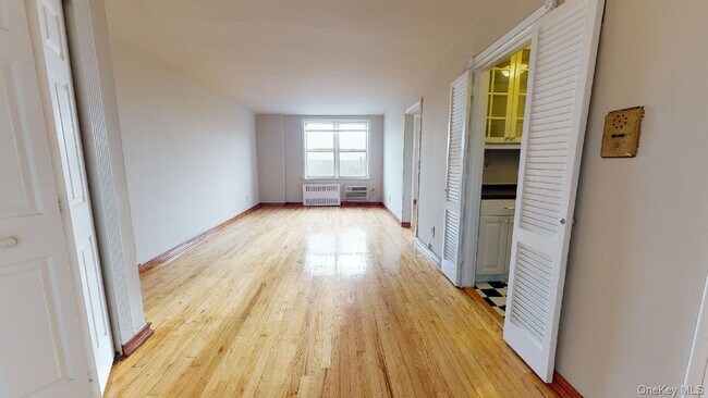 Foto del edificio - 66-15 Thornton Pl