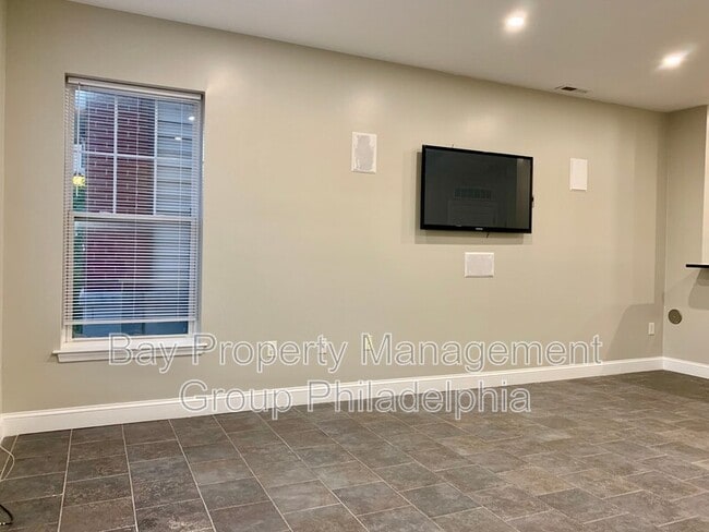 Building Photo - 1227 Clymer St