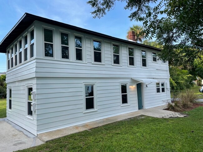 Building Photo - 304 Live Oak St