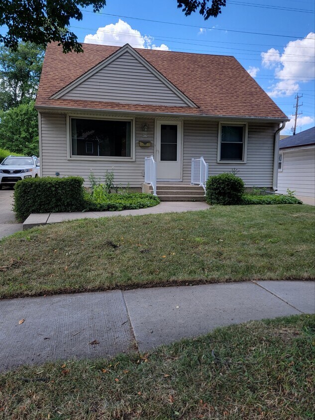 915 S 98th St, West Allis, WI 53214 House for Rent in West Allis, WI