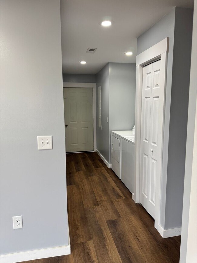 Foto del edificio - 913 E Myrtle Ave