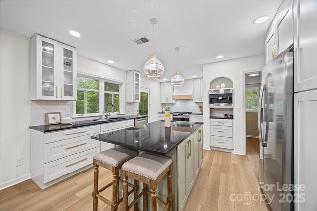 Foto del edificio - 7601 Robin Crest Rd