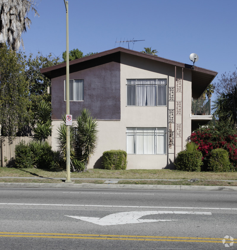 Foto del edificio - 19435 Victory Blvd