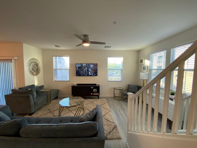 Foto del edificio - 2344 E Huntington Dr