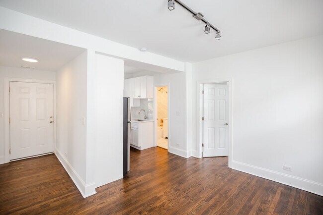 Foto del edificio - 2646 N Marshfield Ave
