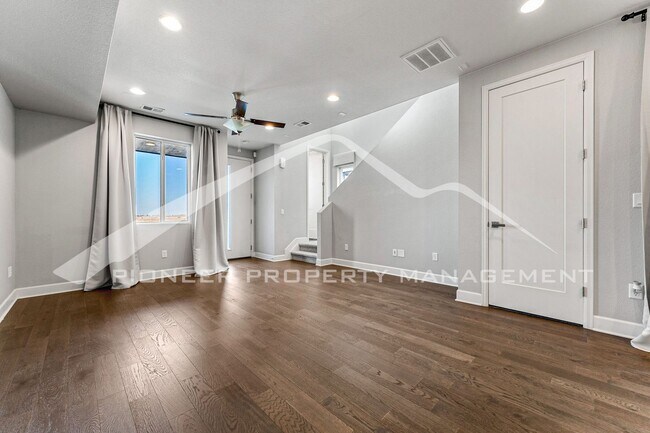 Building Photo - Single Family Home with 2 Car Garage and C...