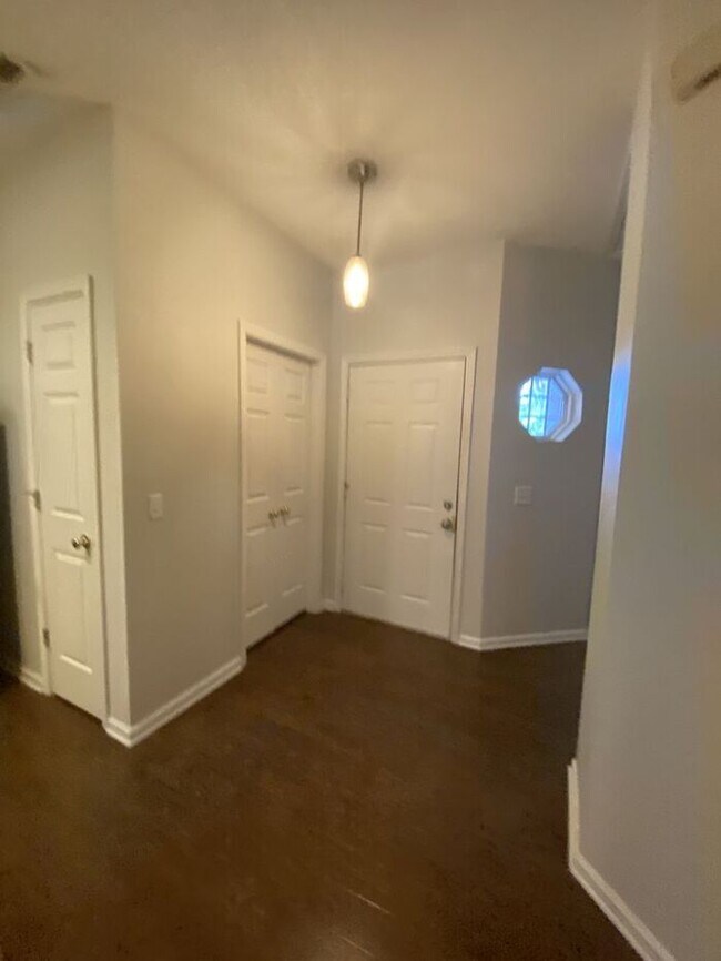 Foto del edificio - 3 miles to Wrightsville Beach! 1 Block fro...