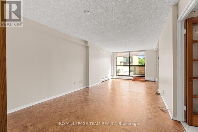 Building Photo - 515-515 St. Laurent Blvd