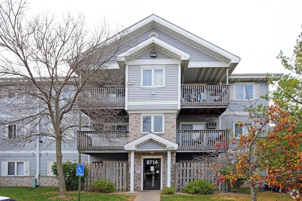 Cross Creek Apartments in Urbandale, IA