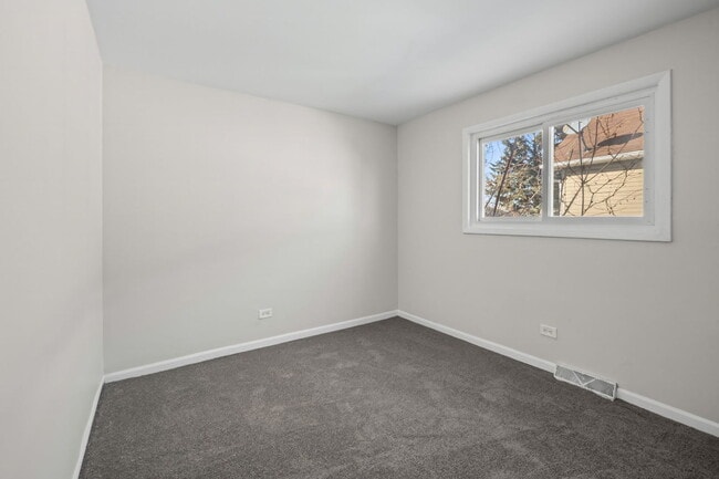 Building Photo - 10214 S La Salle St