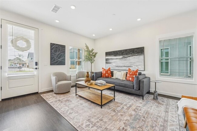 Foto del edificio - 6300 W Memorial Rd