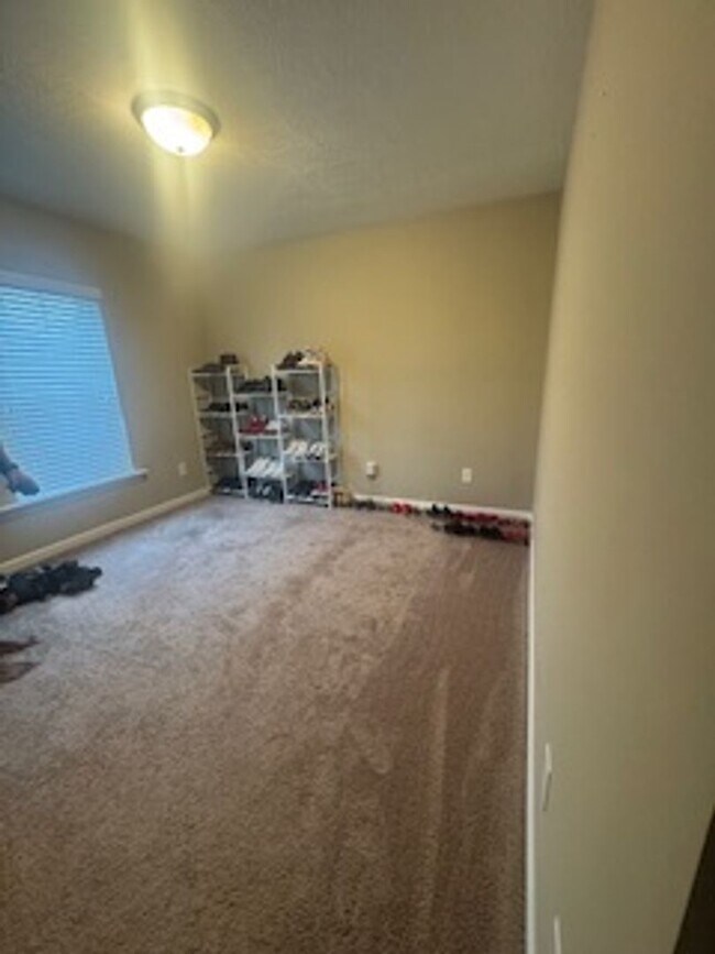 Building Photo - Available Now! Beautiful 3-Bedroom Home in Canterbury Farms