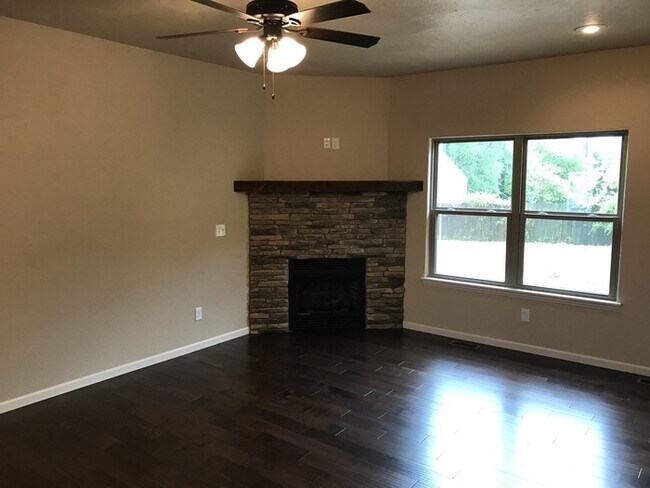 Building Photo - Beautiful 4 bedroom home in Nixa in the Co...