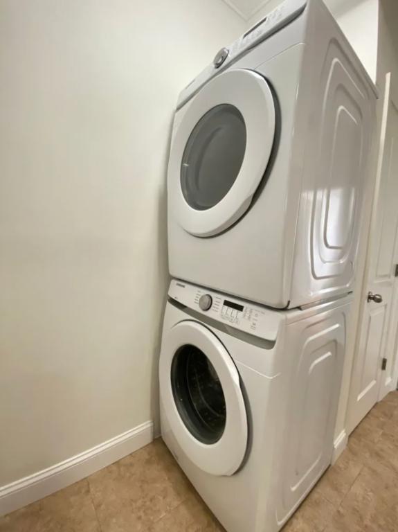 Building Photo - Beautiful & Attractive Apartment In Astoria