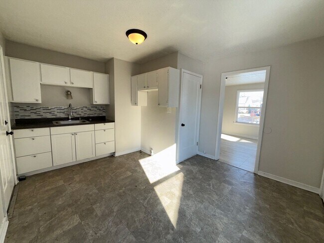 Foto del edificio - Beautifully Updated 2BR Home w/ Fenced Yard & Full Basement in South Linden