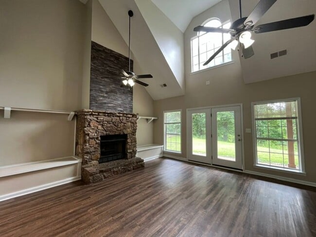 Building Photo - 440 Blue Lake Dr