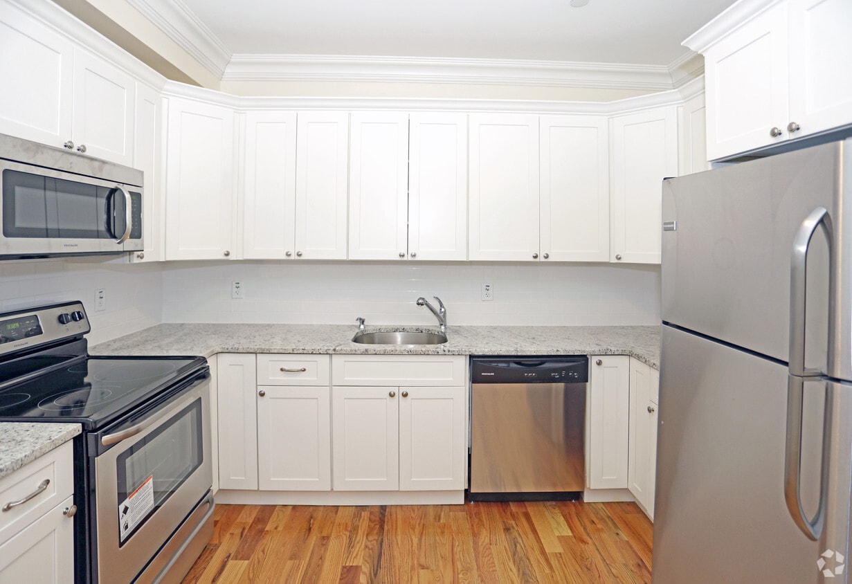 Primary Photo - Ponciana Apartments: Contemporary Comfort and Affordable Luxury in North Bergen!