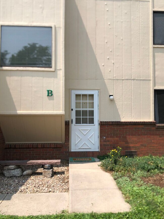 Building Photo - Two bedroom town home with a two car garag...