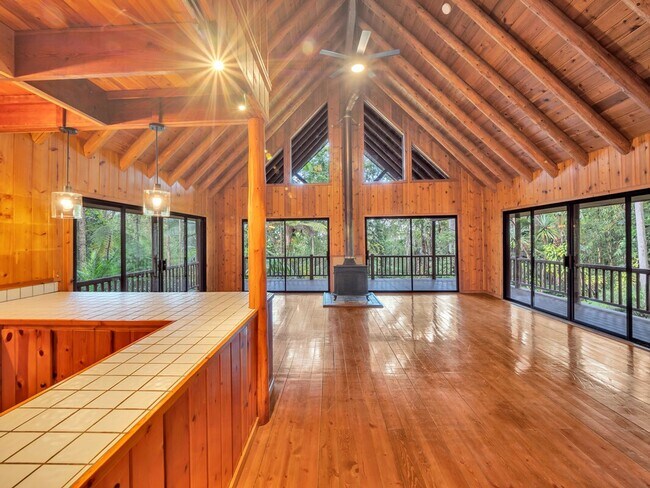 Building Photo - 3 bedrooms 2 bathroom with a large Loft fo...