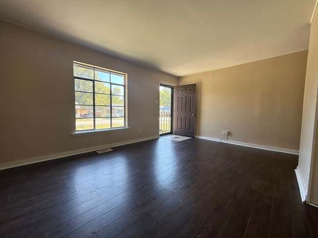 Building Photo - 40 Hill Ln