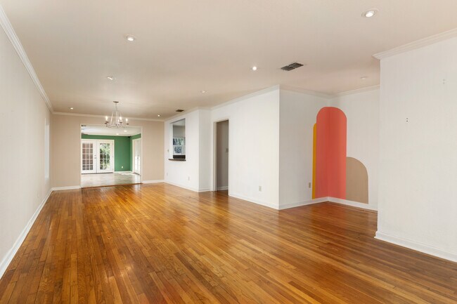 Building Photo - 1605 Elmwood Dr