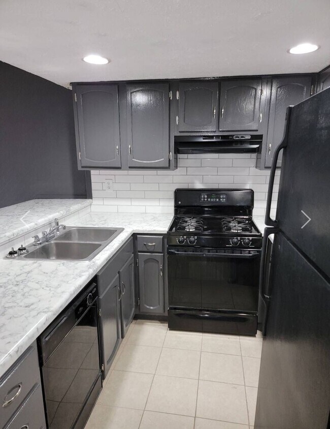 Foto del edificio - 3 Bedroom, 2.5 Bath townhouse Coming Avail...